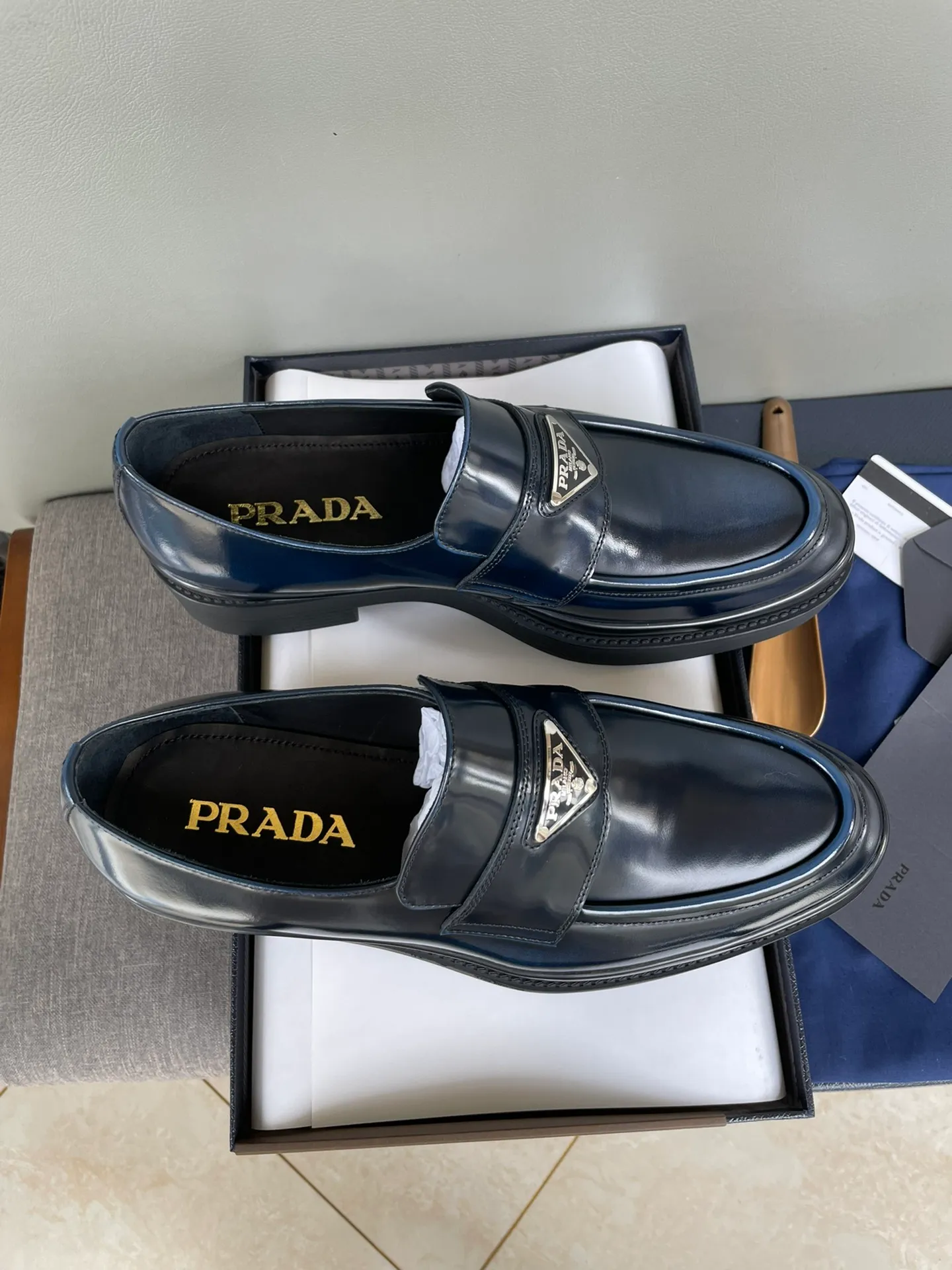 Men's shoes 💰860 hot recommendation ✨PRADA Prada's top purchasing quality imported upper with color-brushed open edge beads carved toe design cowhide lining private molded TPU outsole non-slip, wear-resistant and elastic fashionable and versatile burgundy black blue 39-44 in stock (38, 45 customized replacement)